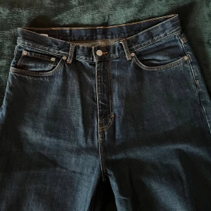 Mörkblå baggy jeans från Weekday - Lite heelbite men annars inget problem. Size 34 i längd o midja 