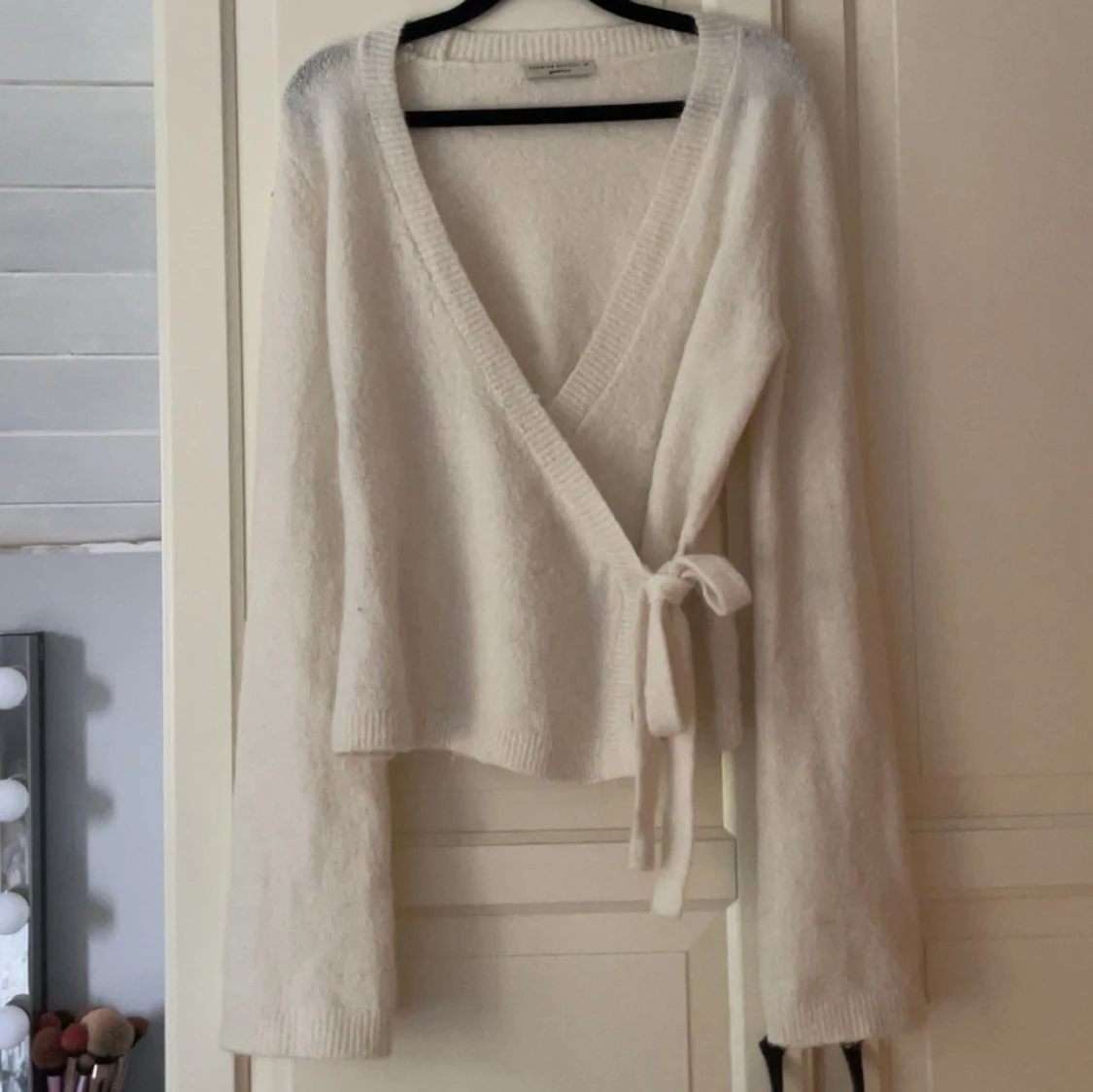 Vit omlottkofta från Gina Tricot