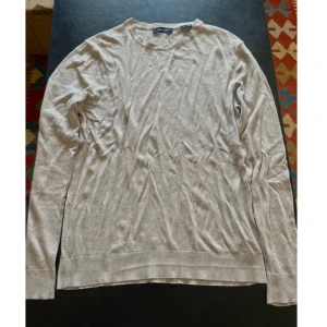 Stickad tröja - Beige stickad tröja i storlek M. Tröjan är från Jack & Jones och är i fint skick!