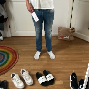 Dondup George Jeans - Säljer dessa feta Dondup George jeans i storlek 29 men passar 30. De är perfekta för dagligt bruk och funkar året runt.  Hör av er vid minsta funderingar och är öppen för prisförslag.