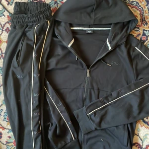 BOSS tracksuit - fet boss tracksuit som ja fick av min brorsa (så garanterar ingen äkthet) står boss över typ hela koftan o mjukisen med röd outline så ser skit coolt ut från sidan, storlek m men passar också om du bär på L