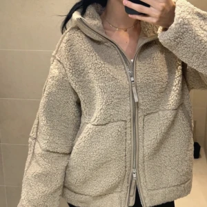 HM JACKA - Säljer denna oanvända jacka från hm i storlek s. Säljs då jag köpte i fel storlek. Vid eventuella frågor eller funderingar kom privat 💓