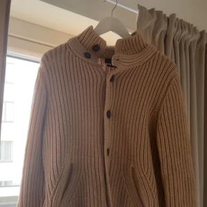 Danielle fieseoli cardigan - Jäkligt fet beige stickad cardigan från danielle fieseoli. Storlek M passar mig som e 185, bra skick använd varsamt. Pris kan absolut diskuteras