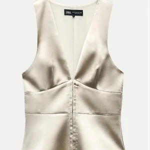 Champagnefärgad satin klänning Zara - Säljer denna champagnefärgad topp från Zara i satin. 