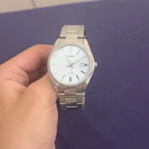 Silver Casio klocka  - Casio klocka i färgen silver. Köpte den nyligen och vill sälja vidare priset kan diskuteras. Den passar perfekt till vilken stil och är väldig snygg klocka.