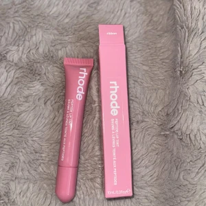Rhode Peptide Lip Tint Ribbon - Rhode Peptide Lip Tint i färgen Ribbon. Ny och oöppnad som man kan se