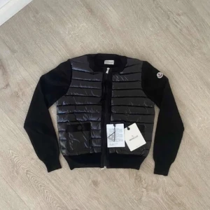 Dam moncler cardigan  - Säljer min äkta moncler cardigan som jag beställde från moncler hemsidan . Kvitto finns . Scanning finns . Storlek s men kan passa xs 