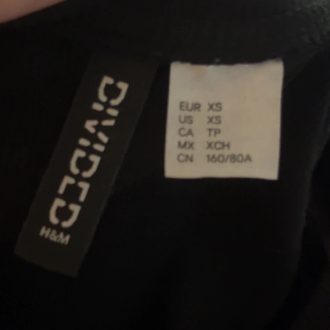 Svart topp med tryck från H&M Divided XS - 2
