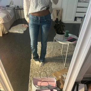 Lågmidjade blåa jeans med detaljer  - Skitsnygga Lågmidjade blåa jeans med coola och snygga detaljer! Perfekt färg. W26 och L32 1/2 så passar XS och S. Hör av dig vid minsta fråga! Pris kan diskuteras ‼️‼️