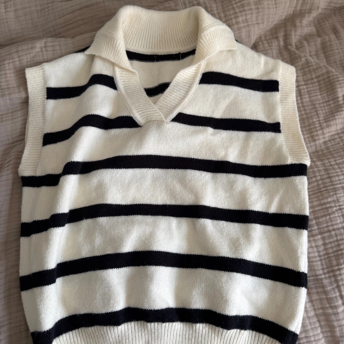 Randig stickad väst med krage