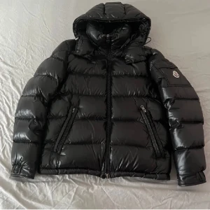 Svart Moncler Maya - Säljer en svart pufferjacka från Moncler. Använd några gånger men skicket är som nytt. Nfc funkar självklart. Äkta såklart, Moncler påse följer med. Sista bilden är inte min. Kontakta gärna vid intresse  