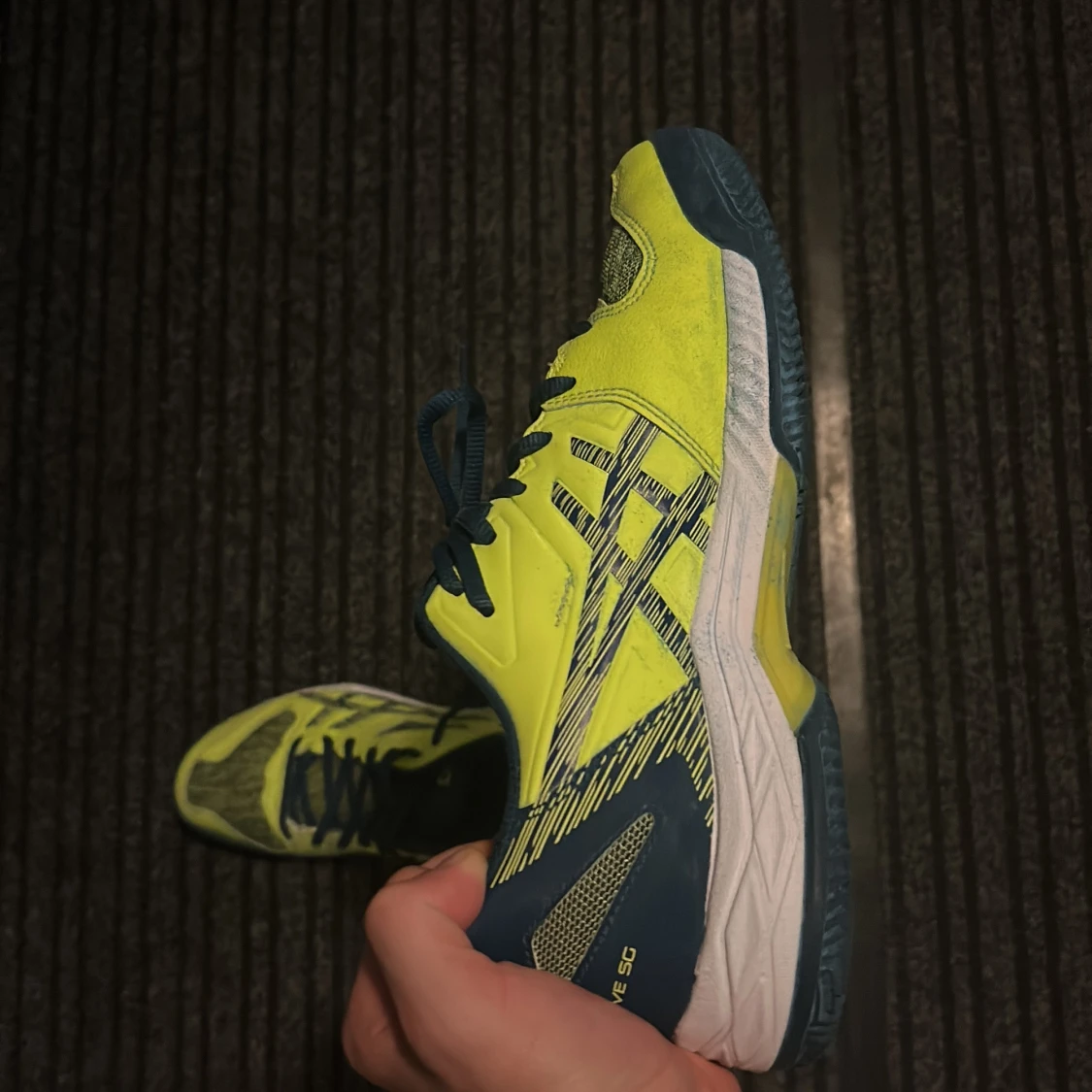 Asics gula och blå tennisskor/padelskor  - 2