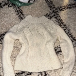 Vit/beige stickad tröja - Vit/beige stickad tröja! Hemmagjord. Nytt skick(inte använd) och är i storlek: S