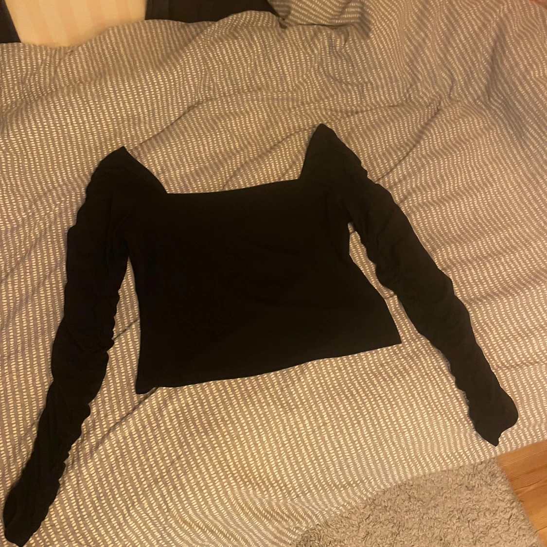 Svart croppad topp med rynkade ärmar H&M - 1