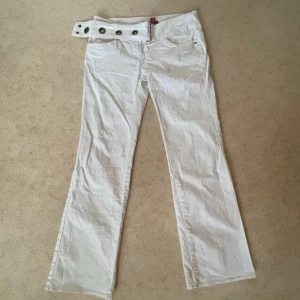 vintage jeans - Skit coola lågmidjade jeans med snygg skärps-detalj💋