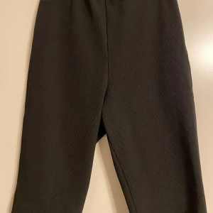 Svarta byxor från Zara i M - Svarta ribbade cykelbyxor med resår i midjan. Strl M.  Säljes i nyskick! 