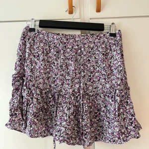 Blommig kjol - En super söt blommig kjol så fint till sommaren! Kjolen har inbyggda shorts till så den inte blåser upp! Storlek M men passar S/M