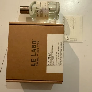 Le Labo Santal 33 Eau de Parfum 100ml - Säljer helt oanvänd Le Labo Santal 33 Eau de Parfum, endast testat att lukta med 1-2 sprej! Säljer på grund av att jag rensar ut min collection. Etiketten har en liten missfärgning men det har varit så sen jag fick den i present! Korken är i plast & metall men har några sprickor.