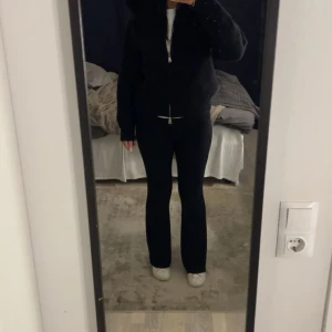 Alessa jacka  - Säljer min svarta alessa jacka då den inte längre kommer till användning och den är o fint skick. Hör av er vid frågor❤️