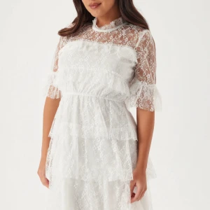 Vit spetsklänning med volanger - Säljer en vacker vit spetsklänning med volanger och trekvartsärmar perfekt till studenten.  Klänningen är enbart testad och säljs då den inte riktigt passade mig. Storlek 42 men skulle mer säga att den passar 38-40🩷Nypris 700 och säljs för 650kr