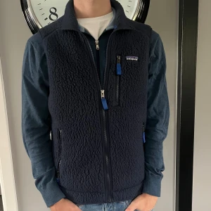 Patagonia väst  - Säljer en mörkblå fleeceväst från Patagonia i storlek S. Perfekt för lager-på-lager under kyliga dagar. Mycket bra skick! Modellen på bilden är 180, Vårt pris 999kr✅ fraktas inom 24h📦✅         
