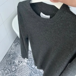 Mörkgrå merinoullströja från These Glory Days - Säljer en stilren mörkgrå tröja från These Glory Days 100% Merinoull för 399kr. Mycket fint skick! Använd fåtal gånger endast. Parfekt för kyligare dager. Är i storlek S. Om du har några frågor så finns jag i DM mvh MRcvb.