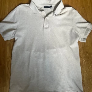 J.Lindeberg piké - Säljer nu denna beigea J.Lindeberg piké tröjan! Tröjan är använd max 3 gånger och är i ett super bra skick. Skick: 9,5/10