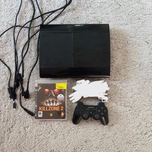PlayStation 3  - Playstation 3 i en jätte fin skick. Med 1 spel, en kontroller och alla kablar som behövs inkluderat kontroll laddaren.