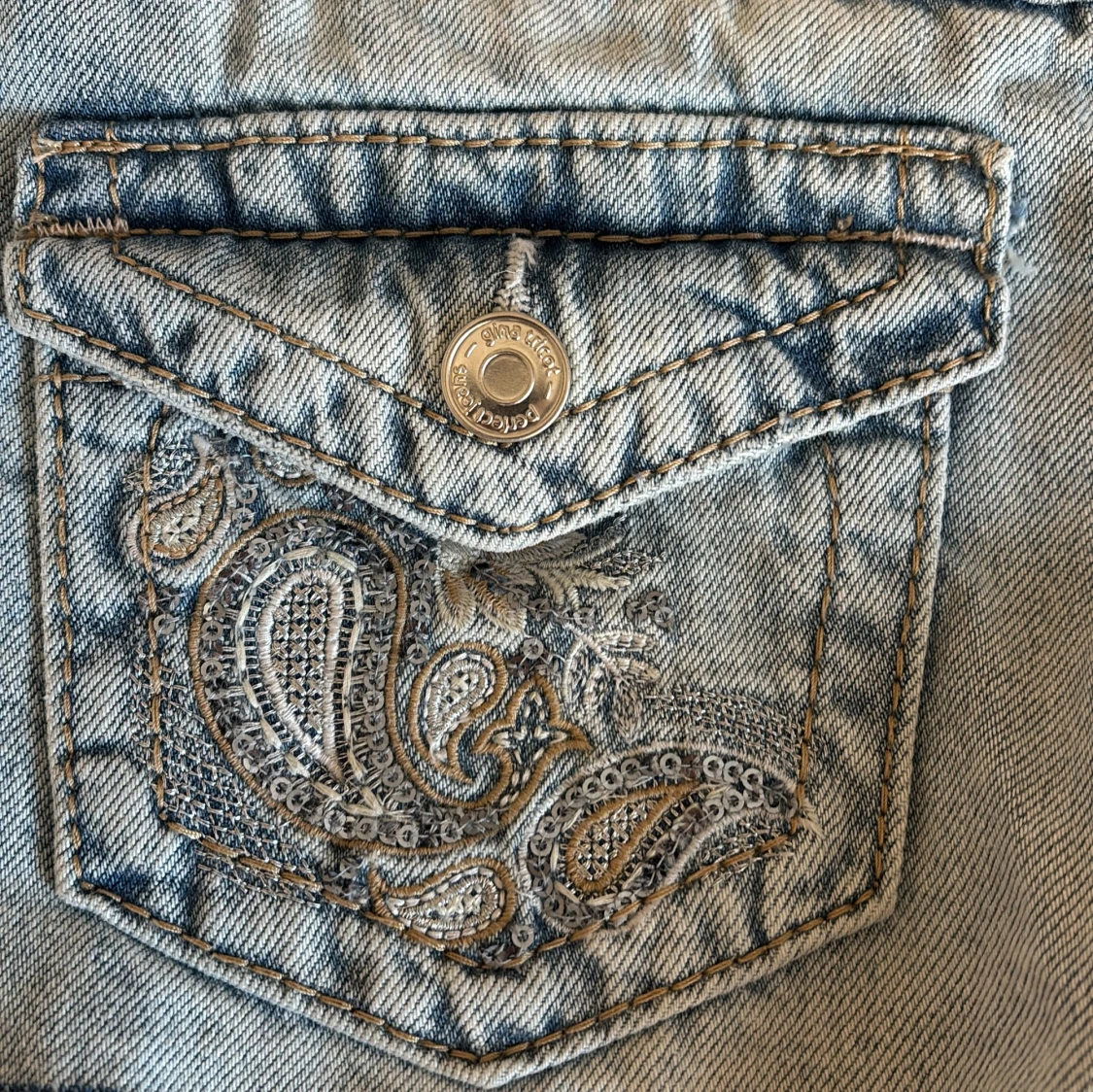 Blå jeansshorts med broderade fickor - 2
