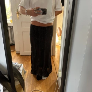 Lågmidjad långkjol - Jättefin svart långkjol lite mesh liknande material längst ner! 
