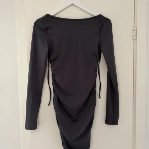 Klänning  - Öppen rygg, aldrig använd endast testad 