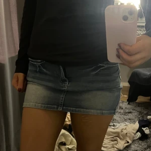 Jeans kjol - INTRESSE KOLL. Köpt utomlands, blivit tajt i midjan. Nytt skick endast använd 2 gånger, inga tecken på användning. Y2K vibe jeans kjol. midjemått 36-39. Pris kan diskuteras vid snabba köp🤍