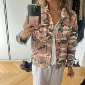 Camouflage jeansjacka från Zara - Såå snygg jacka! Storlek 11-12 år!