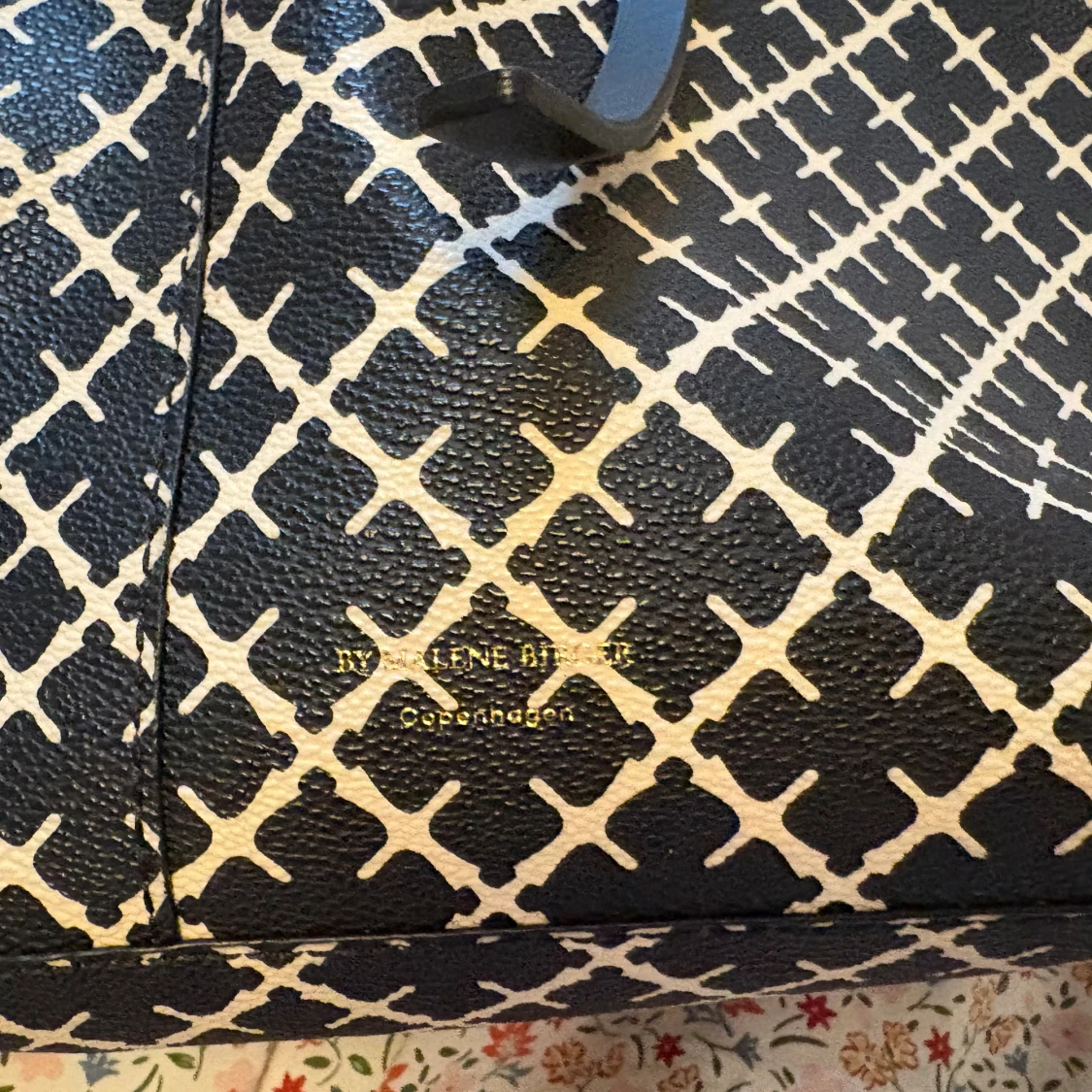 Svartvit axelväska från By Malene Birger - 3