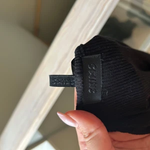 Svart ribbad långklänning från skims  - Supersnygg svart långklänning från skims med smala axelband och ribbad struktur. Klänningen är figurnära och har en enkel, stilren design som passar perfekt till sommaren. Materialet är mjukt och stretchigt för en bekväm passform. Aldrig använt💕