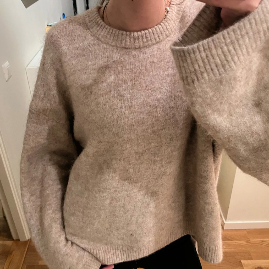 Beige stickad tröja från Arket