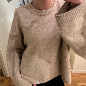 Beige stickad tröja från Arket - Jättegosig stickad tröja från Arket i väldigt gott skick! 31% alpacka och 31% ull. Köpt för 990 säljer för 620. Pris kan diskuteras💕