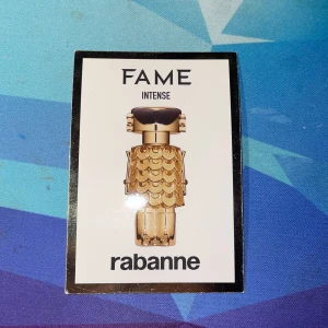 Fame Intense Eau de Parfum prov - Upptäck Fame Intense från Rabanne – en parfym med unik design och modern känsla. Innehåller bl.a. alkohol denat., parfym, vatten, bensyl salicylate, limonene och citronellol. Tillverkad i Frankrike.