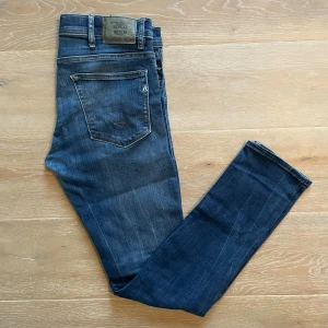 Replay anbass jeans w32 - Säljer dessa riktigt snygga replay anbass jeans i mycket bra skick! Dem har tecken på användning men har inga defekter! Storlek W32 och L32 polaren på bilden är 185 cm och väger 65 kg för längdreferens, fler bilder finns om de önskas, hör gärna av er vid frågor