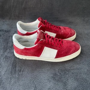 Röda Valentino Flycrews - Säljer ett par Valentino Flycrews🙌🏻| Storlek 41 | Skick 9.5/10🔥| Skriv vid minsta fundering 💭|