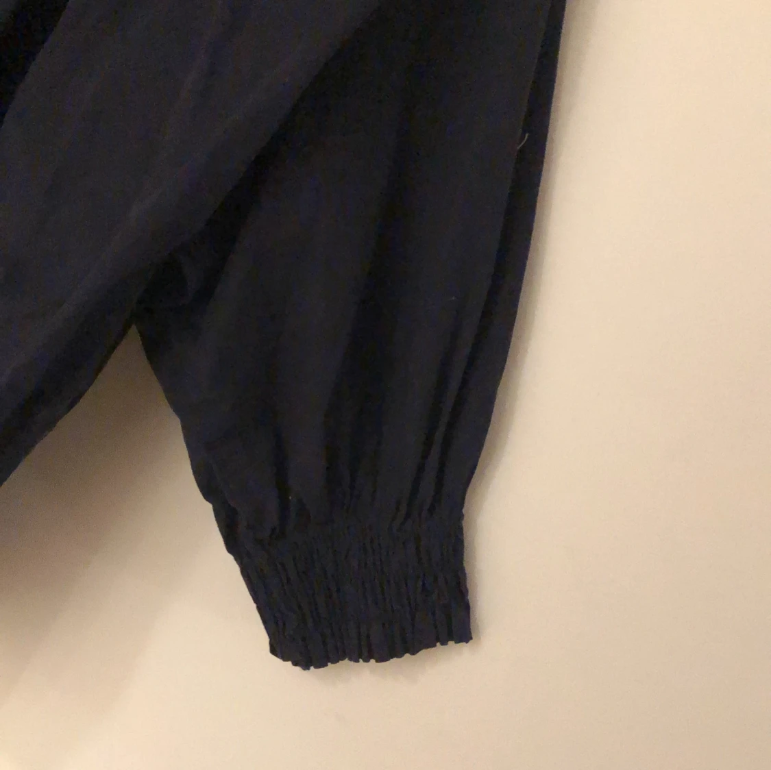 Svart blus med vida ärmar - 1