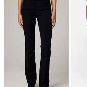 Svarta kostymbyxor, VERA TALL  MED MEDELLÅG MIDJA - Säljer mina kostym byxor i storlek 42 då de är lite för stora på mig. Använda 1 gång. Snygga svarta kostymbyxor med bootcut-silhuett och klassiska pressveck. Byxorna har hällor för bälte och sidfickor, vilket ger en clean och stilren look. 