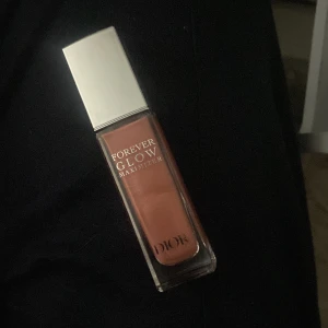 Dior Forever Glow Highlighter Rosy - Dior Forever Glow Maximizer i nyansen Ros.Advände den som blush jättefin på huden.Advänd 3 gångar köpt på Kicks.  ‼️‼️TAR ENGAST EMOT SWISH TRYCK INTE PÅ KÖP NU‼️‼️