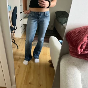 Blå bootcut jeans från Replay - Snygga ljusblå jeans från Replay. Jeansen är lågmidjade och bootcut. Tillverkade i mjukt denim med stretch.. Perfekta för dig som gillar en tidlös och cool stil.