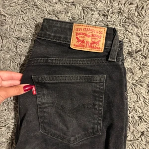 Levis bootcut jeans - Storlek 26/32. Passar mig som är 165 cm. Lågmidjade, utsvängda jeans. 