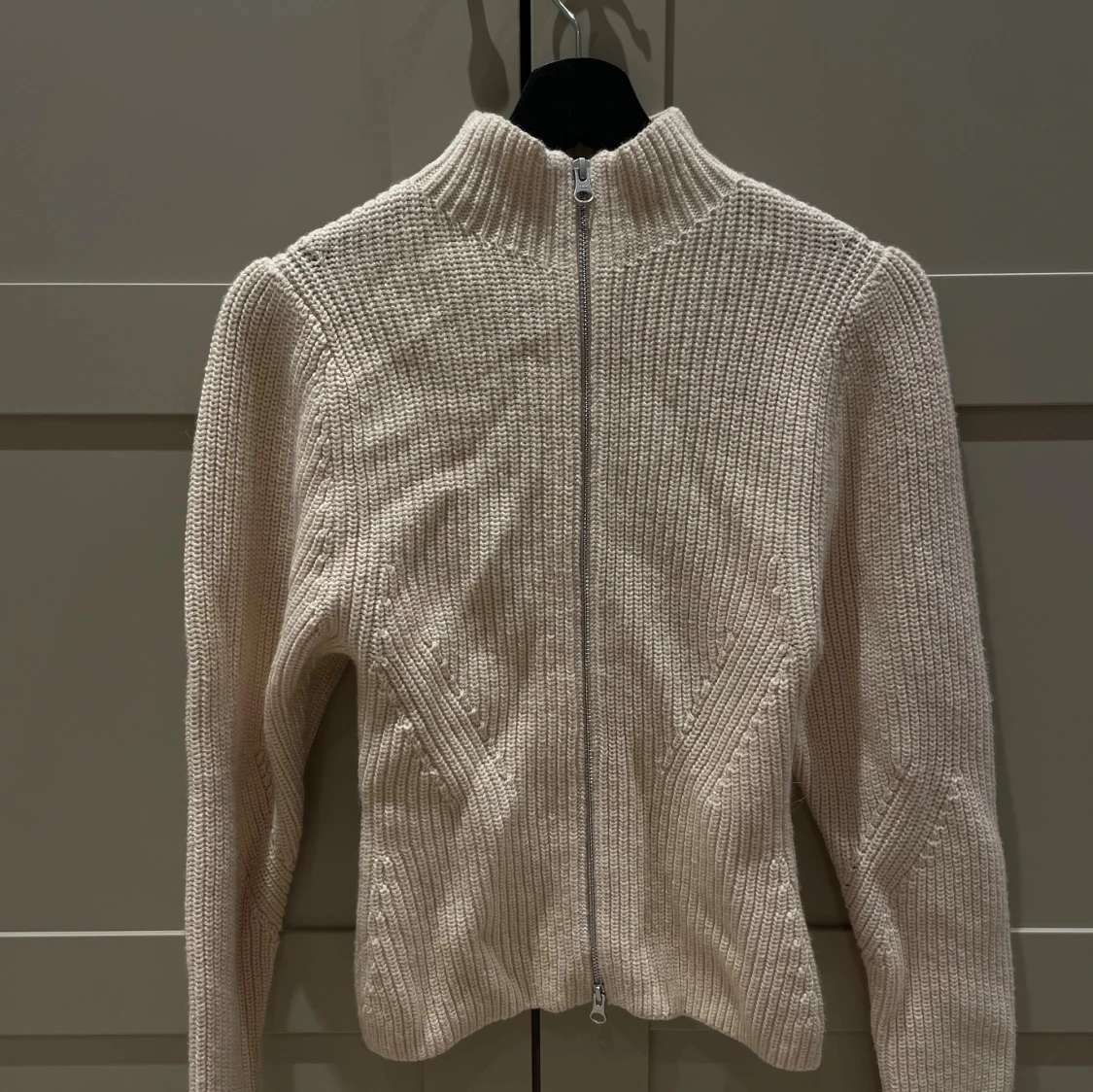 Beige stickad kofta med dragkedja🤍