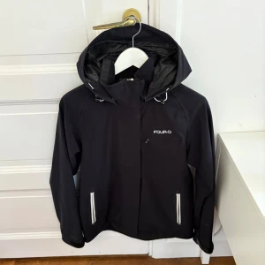 Svart Regnjacka från Four D (S) - Mycket fint skick! Storlek: 36 (S)