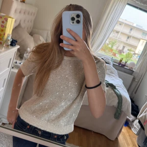 Glittrig tröja med paljetter - Jättefin stickad tröja med paljetter från Zara! 🥂  Prisförslag är välkomna 💗  (Har storlek XS på mig i bilderna för att man bättre ska se hur den sitter när den passar men säljer S då den är för stor!)