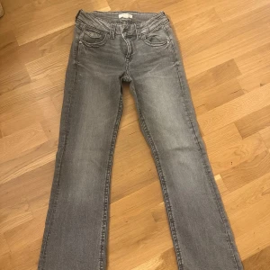 Grå raka utsvängda jeans med fickdetaljer - Helt nya jeans från Ginas Young avdelning🫶🏽💗Köpta för 400kr
