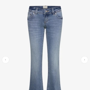 Ljusblå jeans  - Säljer skit snygga jeans från Abrand. Jag älskar dom men dom passar tyvärr inte mig. De är nästan helt oanvända. Har använt en gång och det är inga defekter. 💗 hör av er om ni har frågor. De är i modellen 00 super low kick tall. Jag köpte dom för 1000 kr 💓💓💓